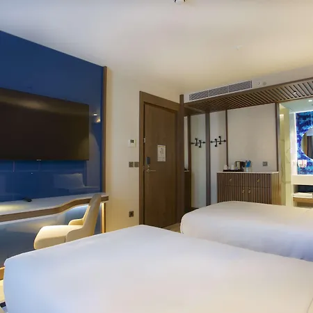 Hotel Hampton By Hilton Old 3*