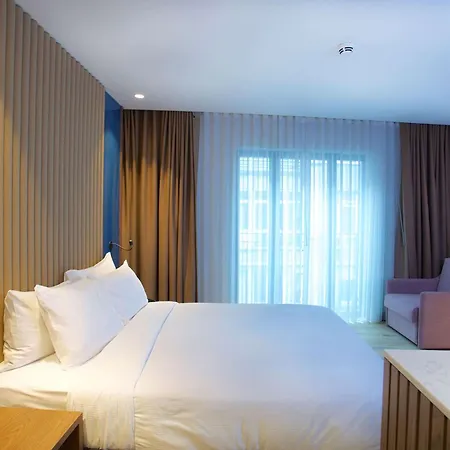 Hotel Hampton By Hilton Old 3*