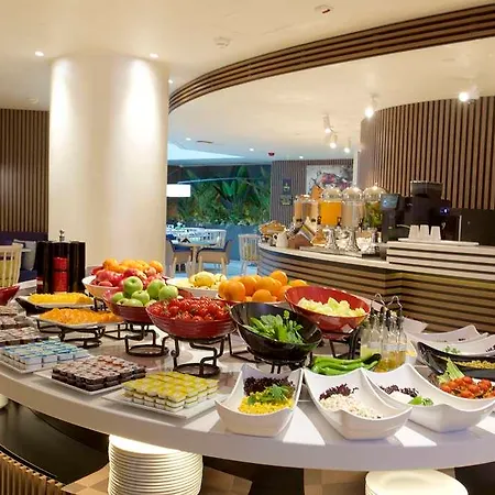 Hampton By Hilton Old מלון 3*