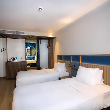 Hampton By Hilton Old מלון 3*