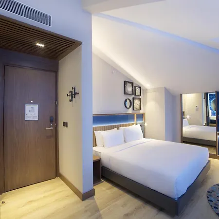 מלון Hampton By Hilton Old 3*