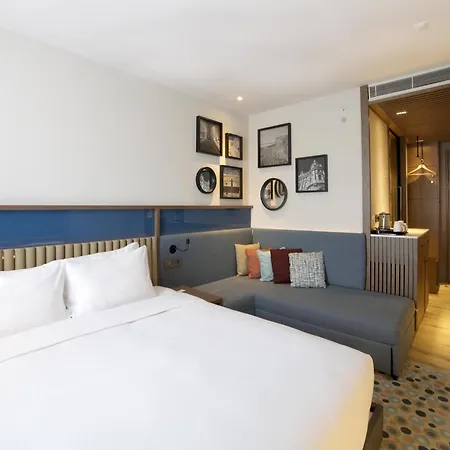Hampton By Hilton Old מלון 3*